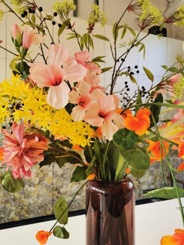 Kleurrijke ruiker bloemen op kantoor